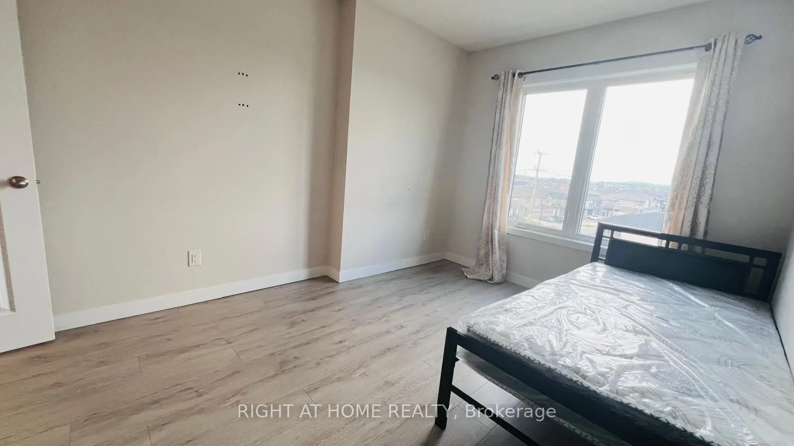 160 ROCHEFORT Street, #B-3