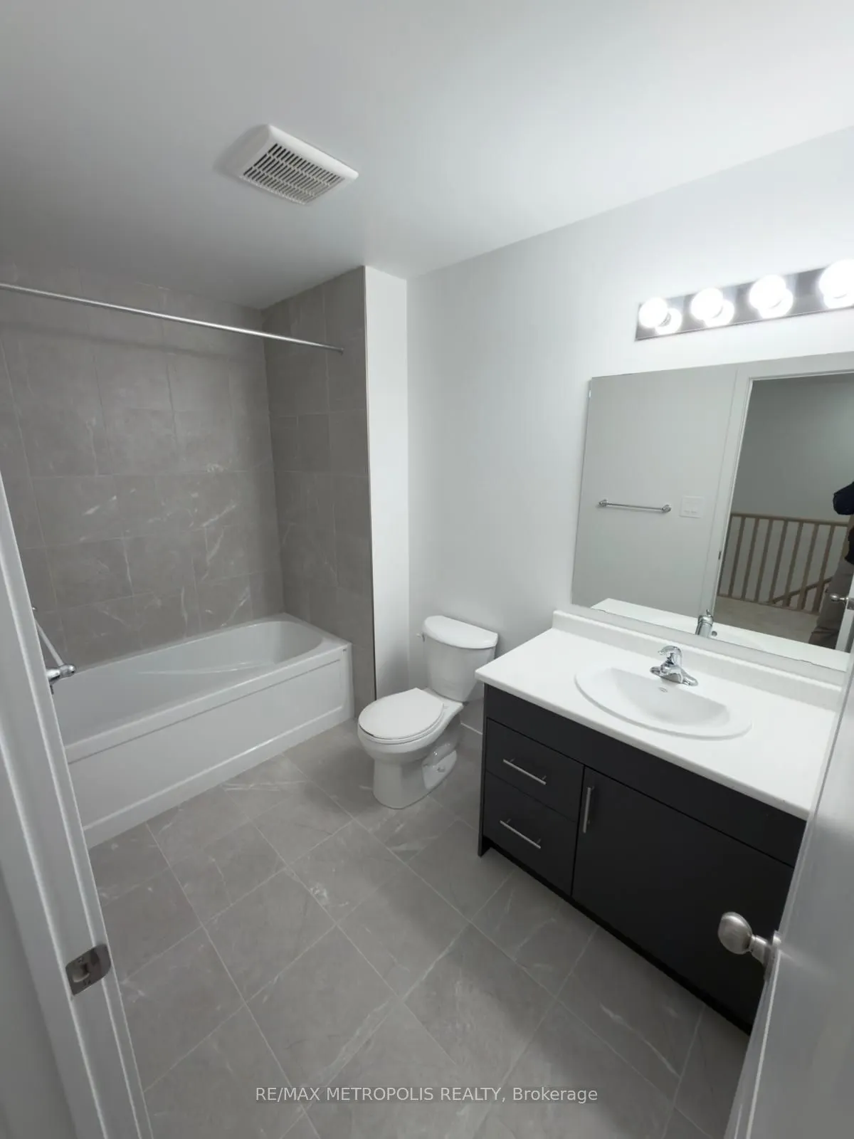 22 OAK FOREST Common