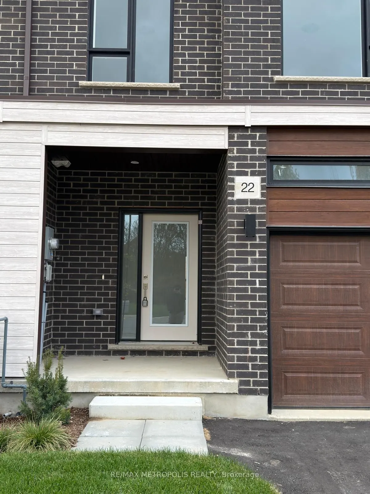 22 OAK FOREST Common