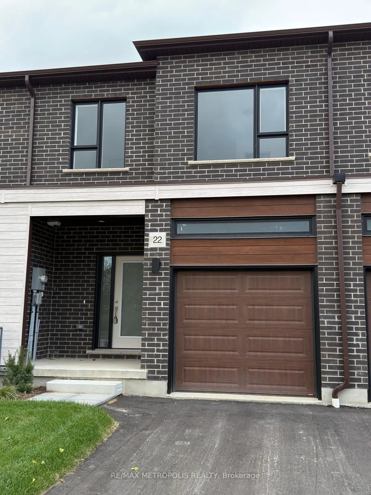 22 OAK FOREST Common