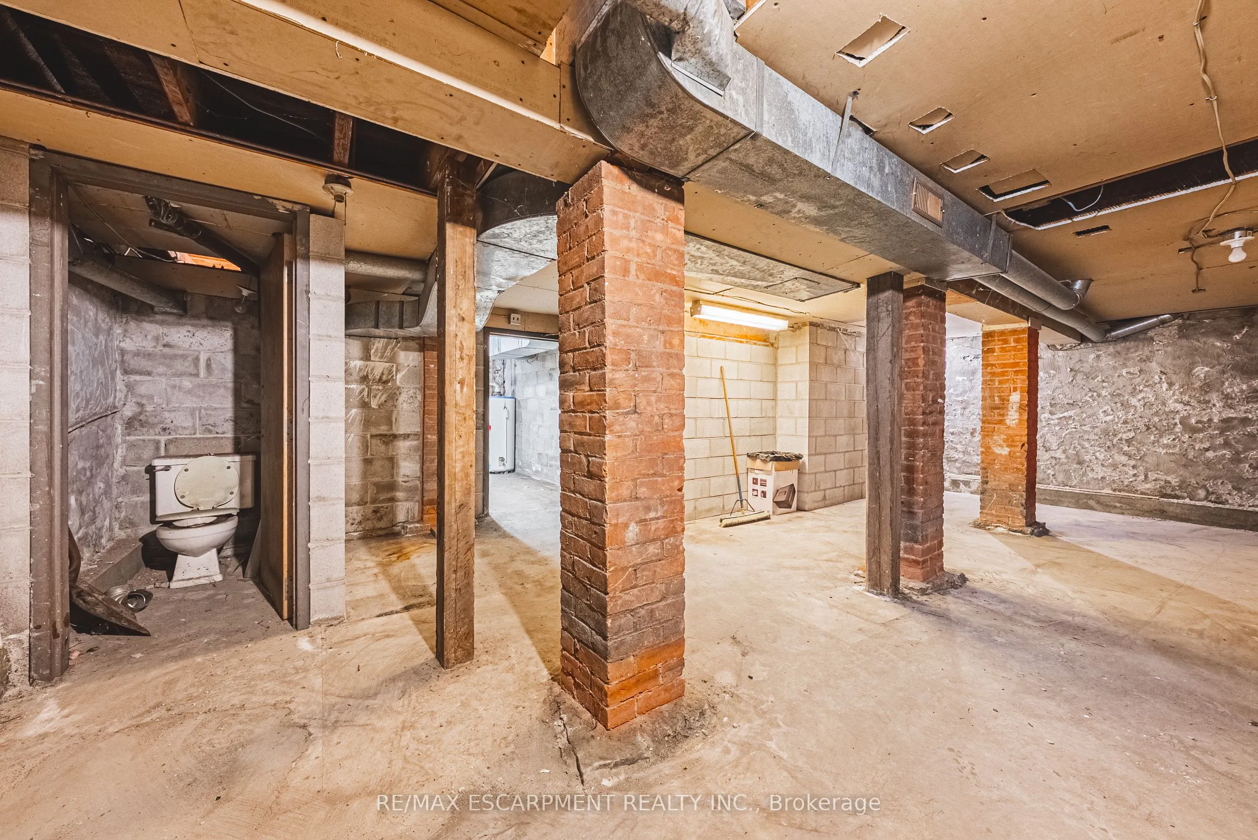 120 Catharine Street S