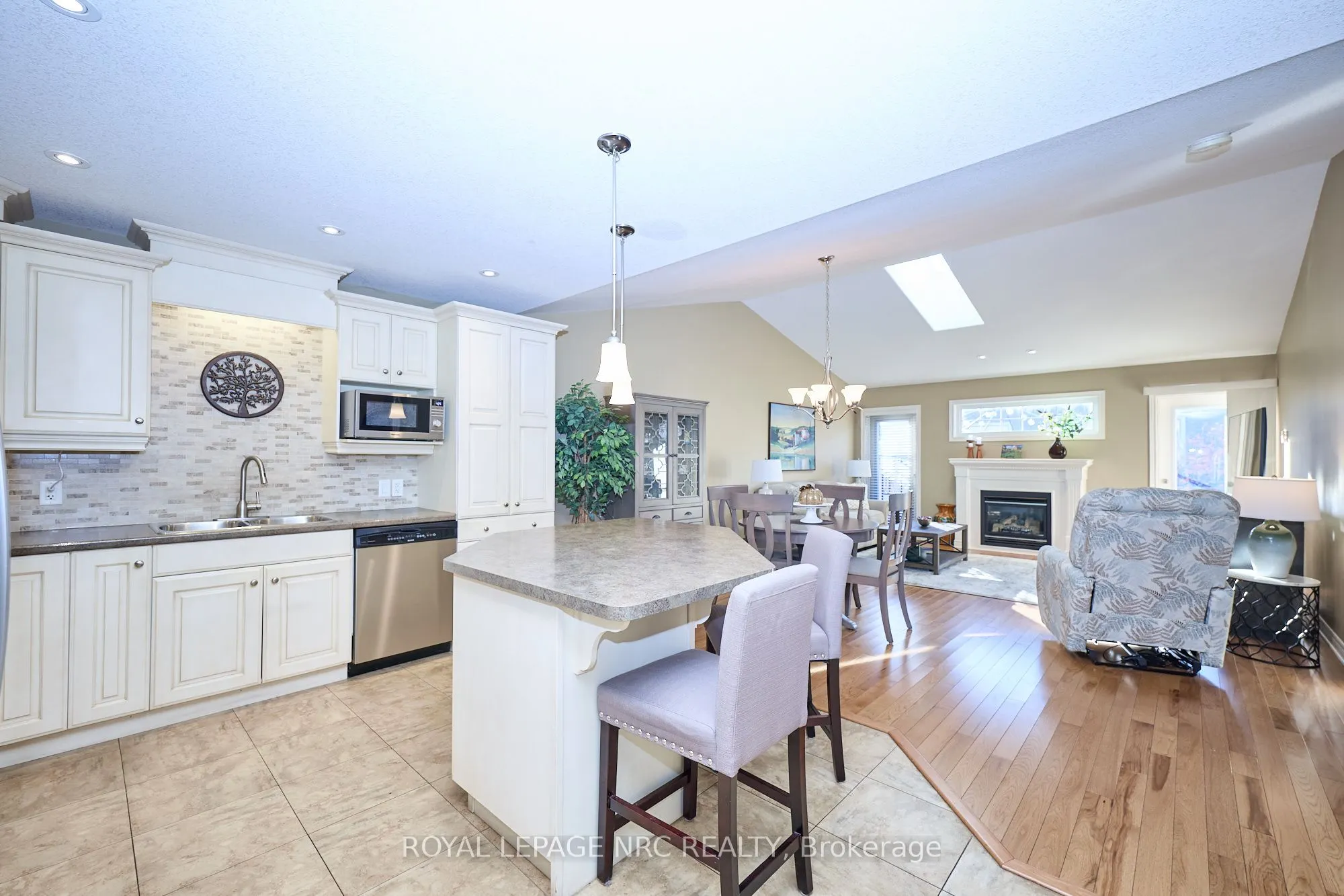 603 Welland Avenue, #8