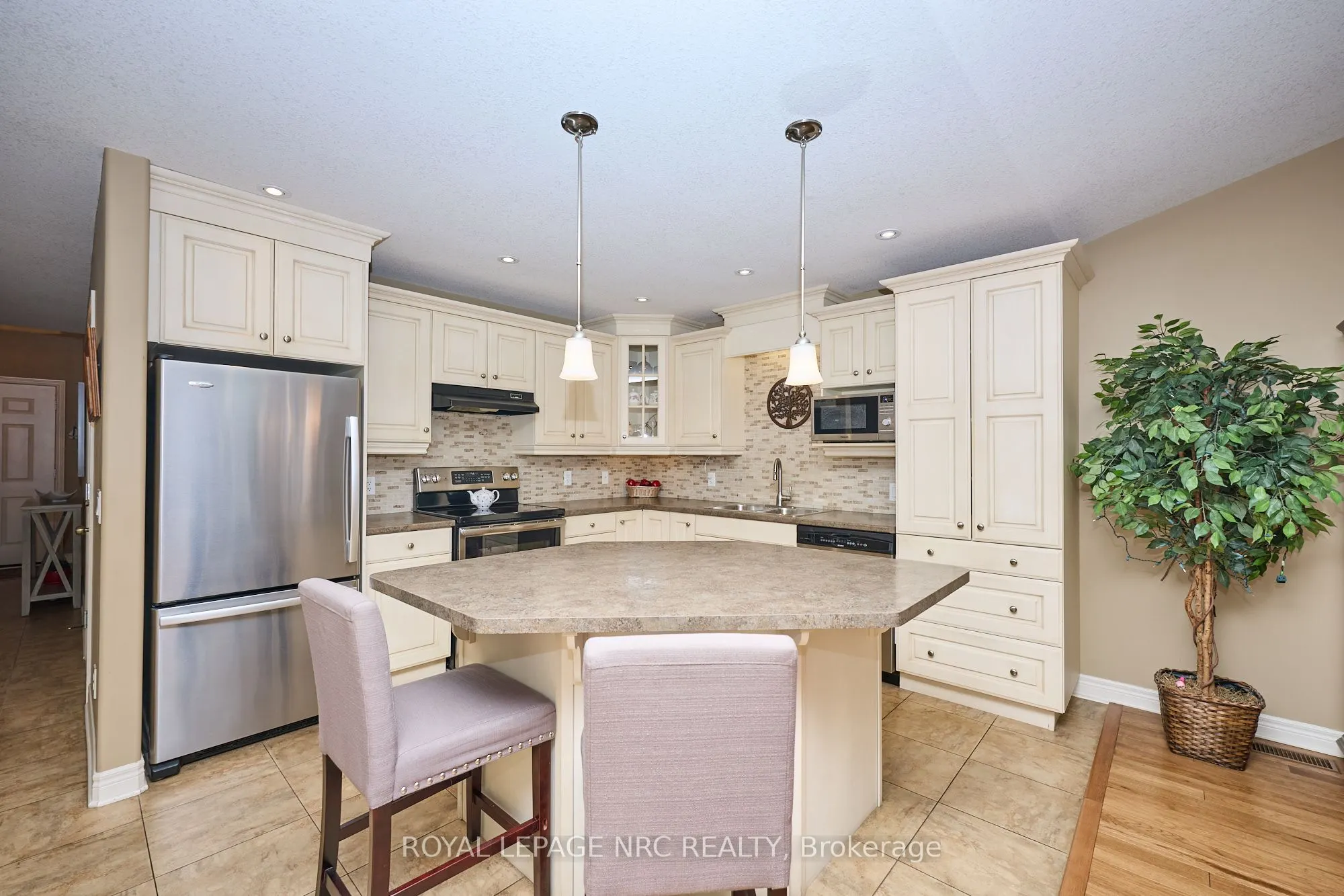 603 Welland Avenue, #8