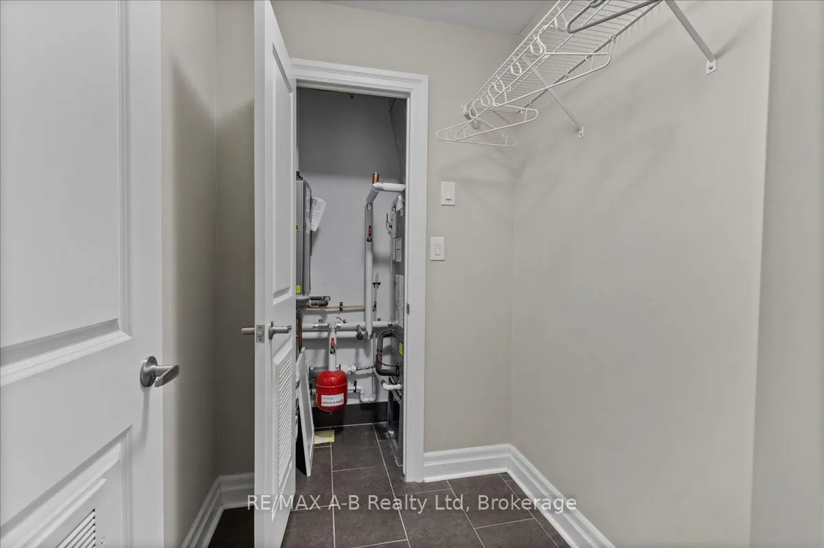 255 John Street N, #206