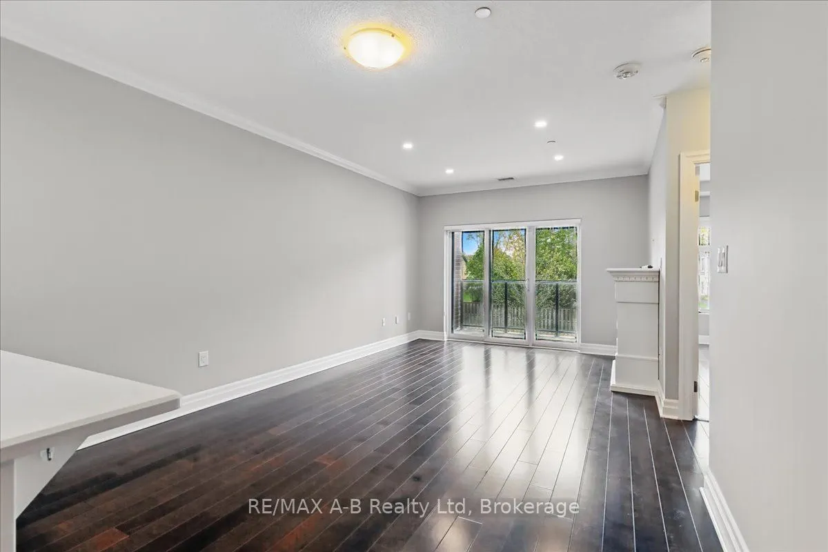 255 John Street N, #206