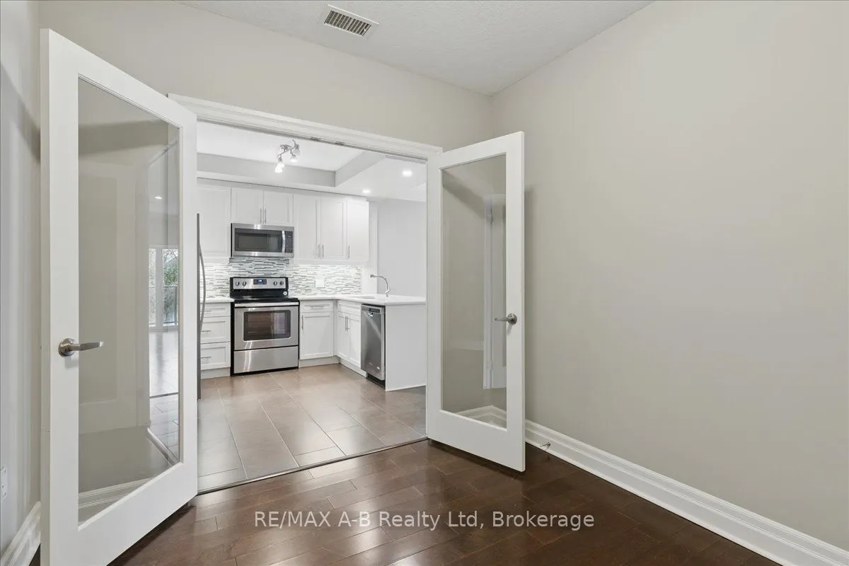 255 John Street N, #206