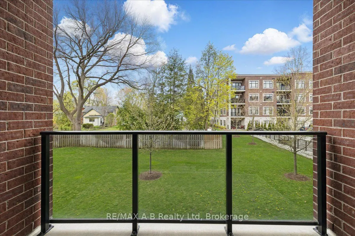 255 John Street N, #206