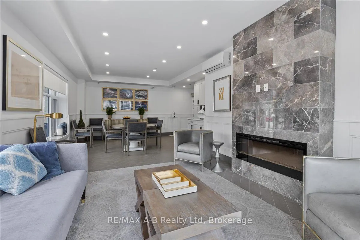 255 John Street N, #206