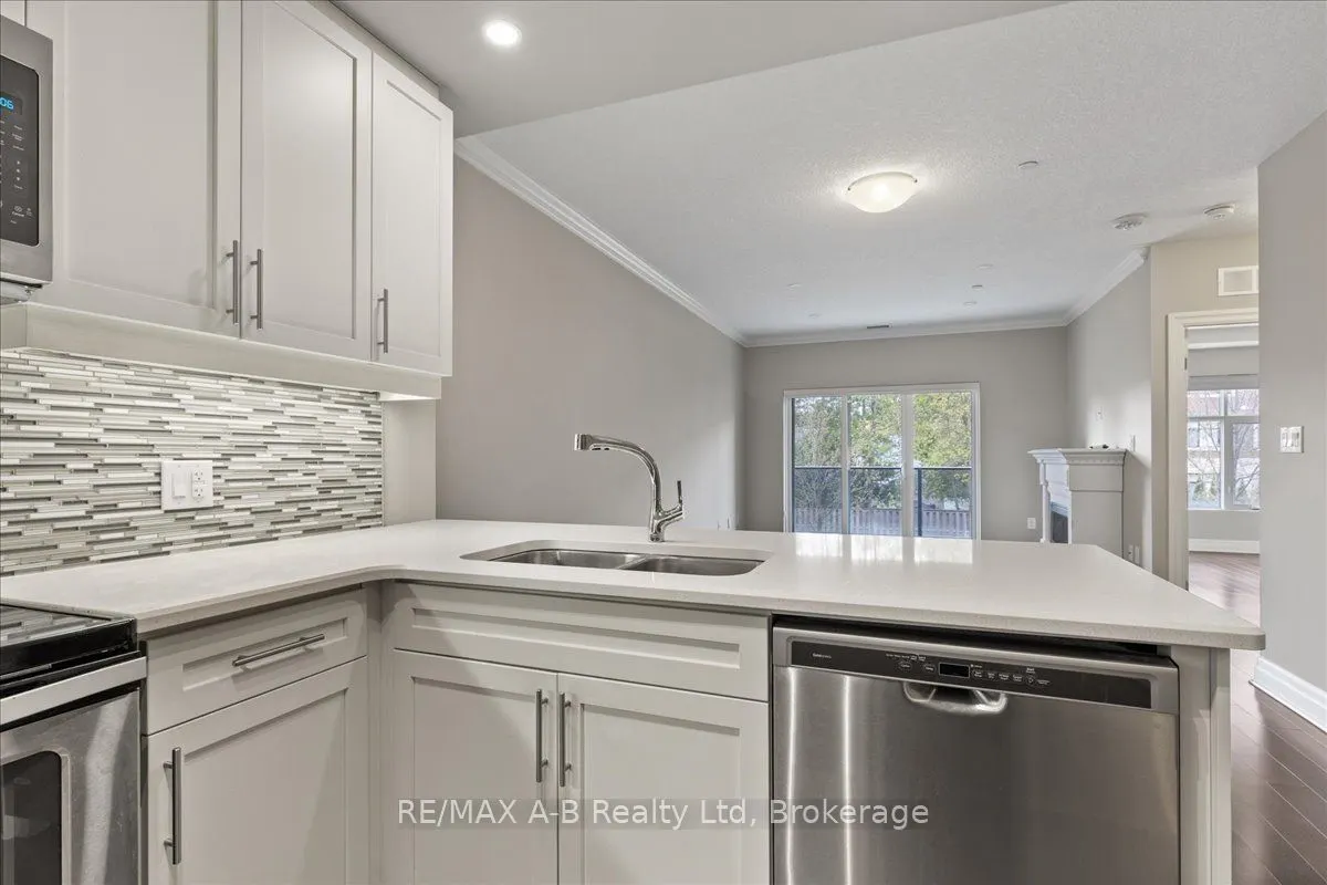 255 John Street N, #206