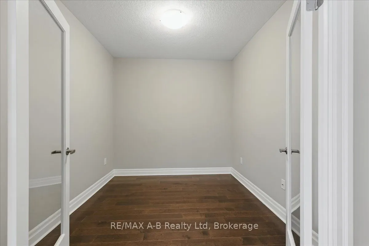 255 John Street N, #206