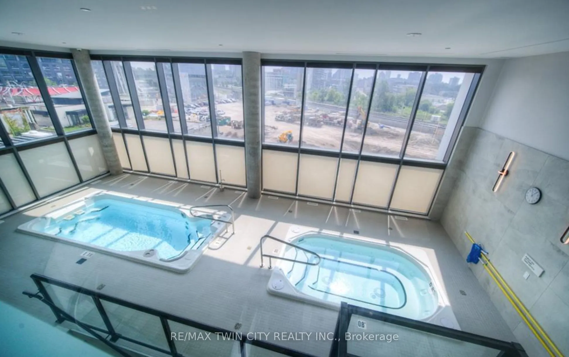 15 Wellington Street S, #904