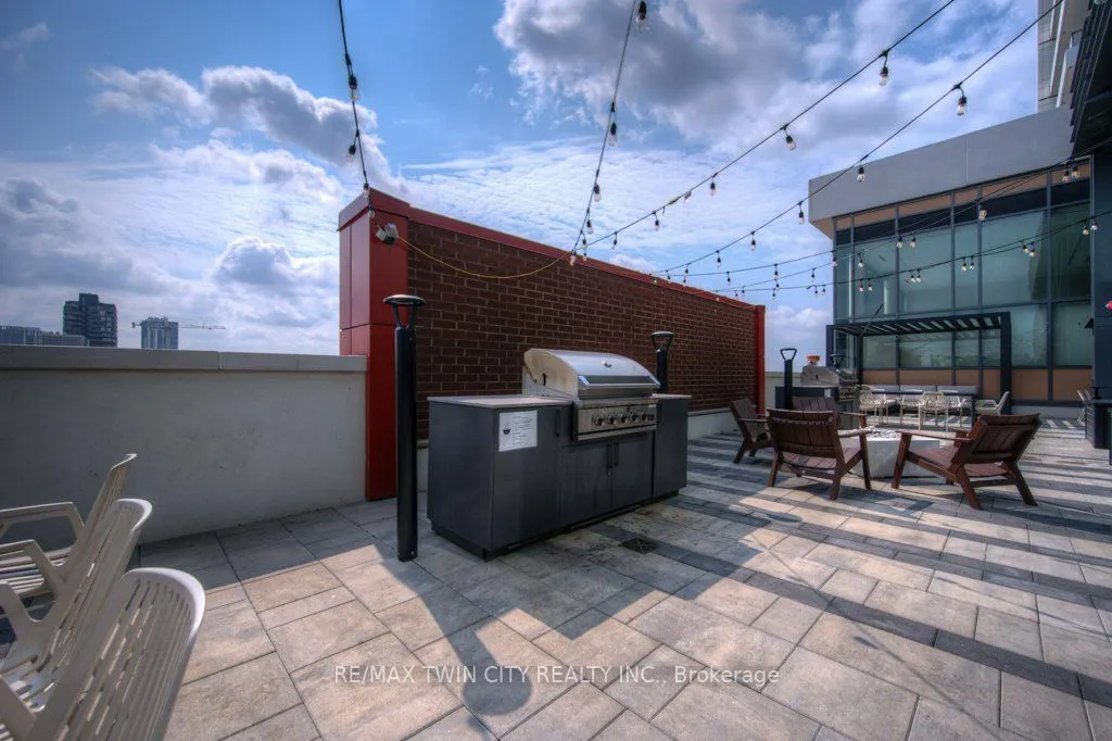 15 Wellington Street S, #904