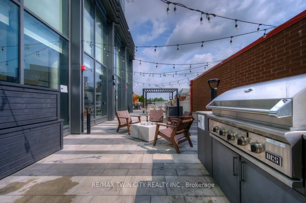 15 Wellington Street S, #904