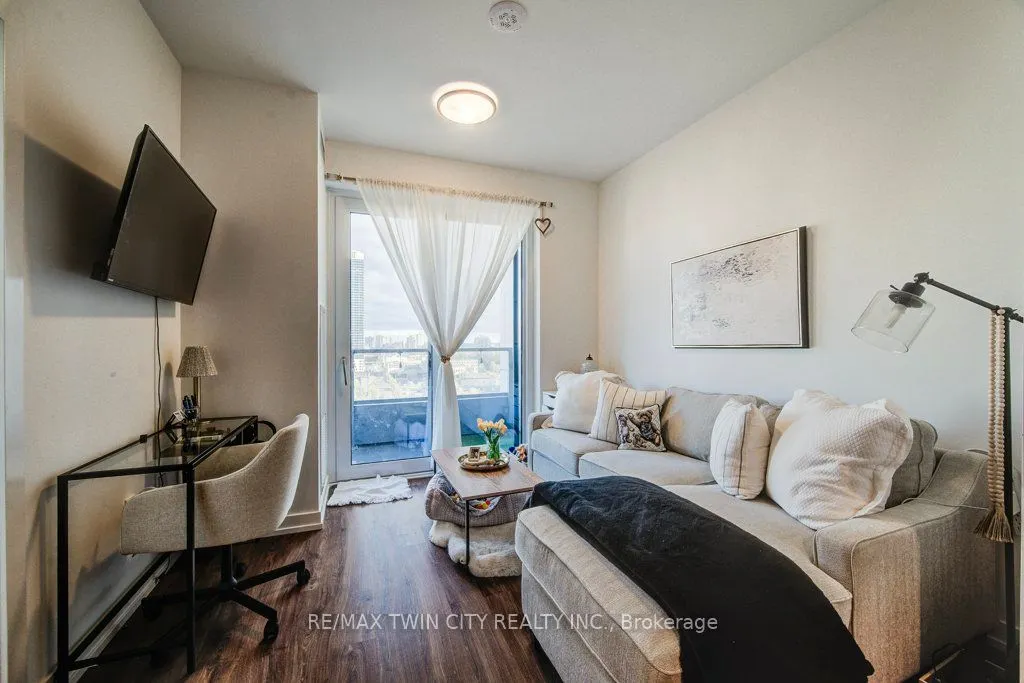 15 Wellington Street S, #904