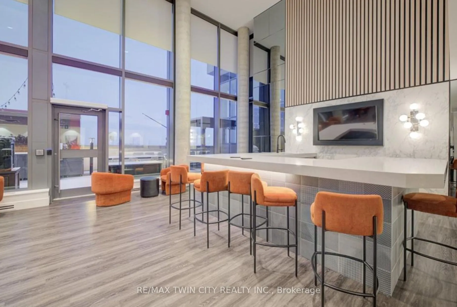 15 Wellington Street S, #904