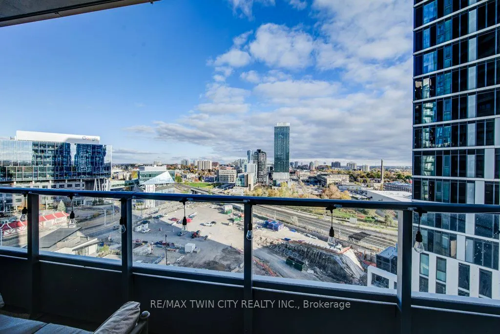 15 Wellington Street S, #904