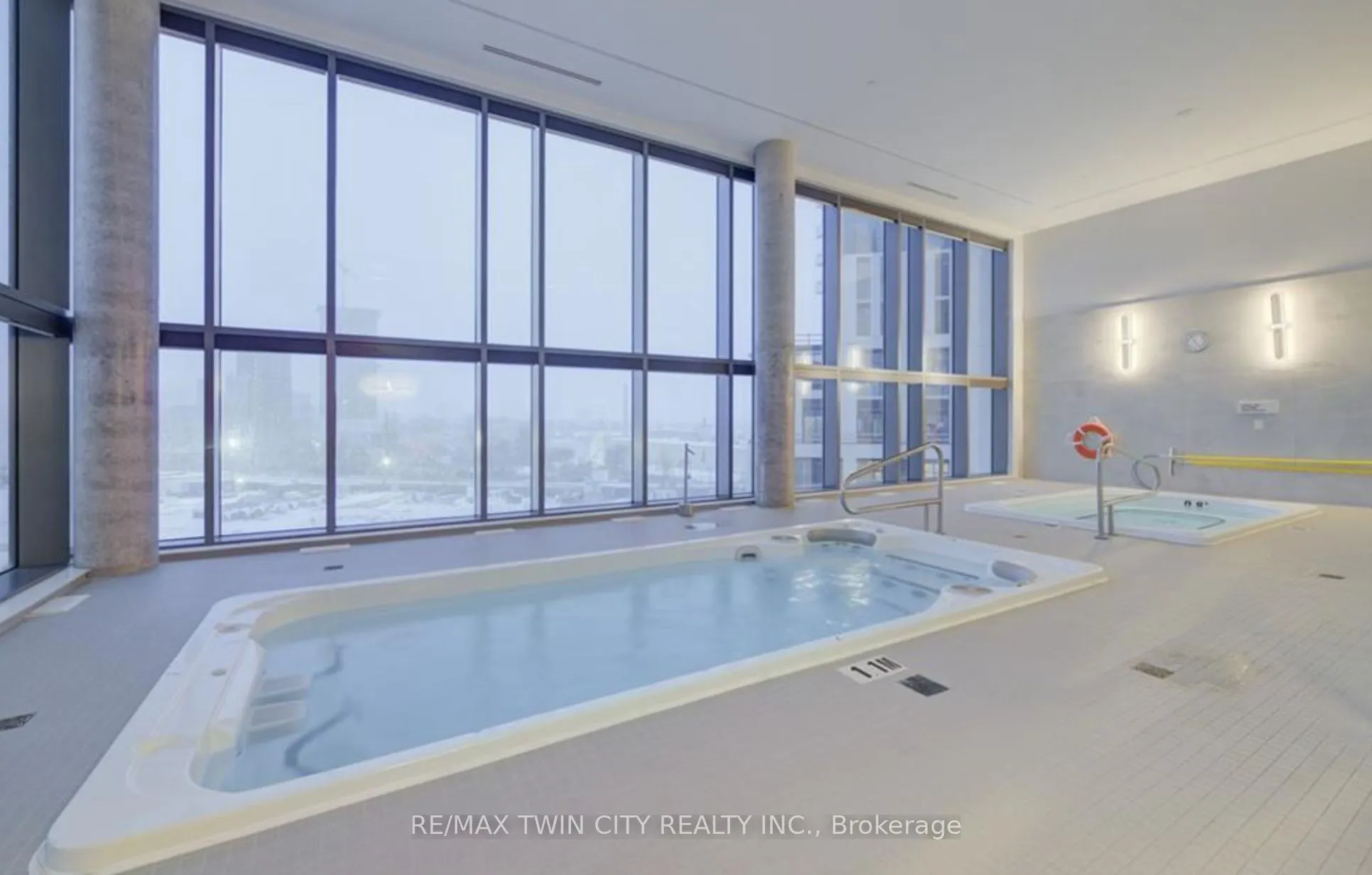 15 Wellington Street S, #904