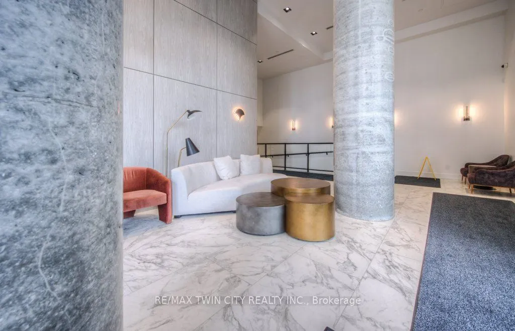 15 Wellington Street S, #904