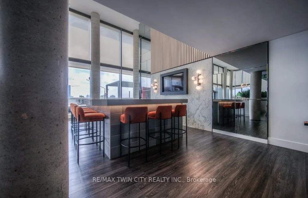 15 Wellington Street S, #904