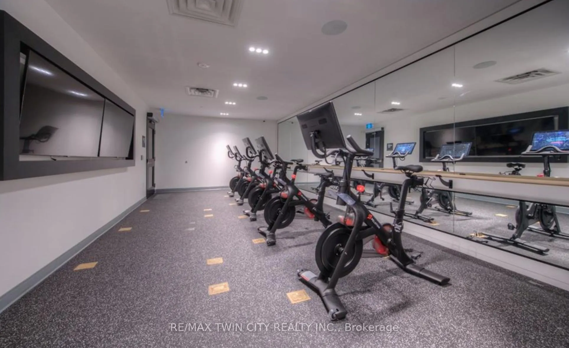 15 Wellington Street S, #904