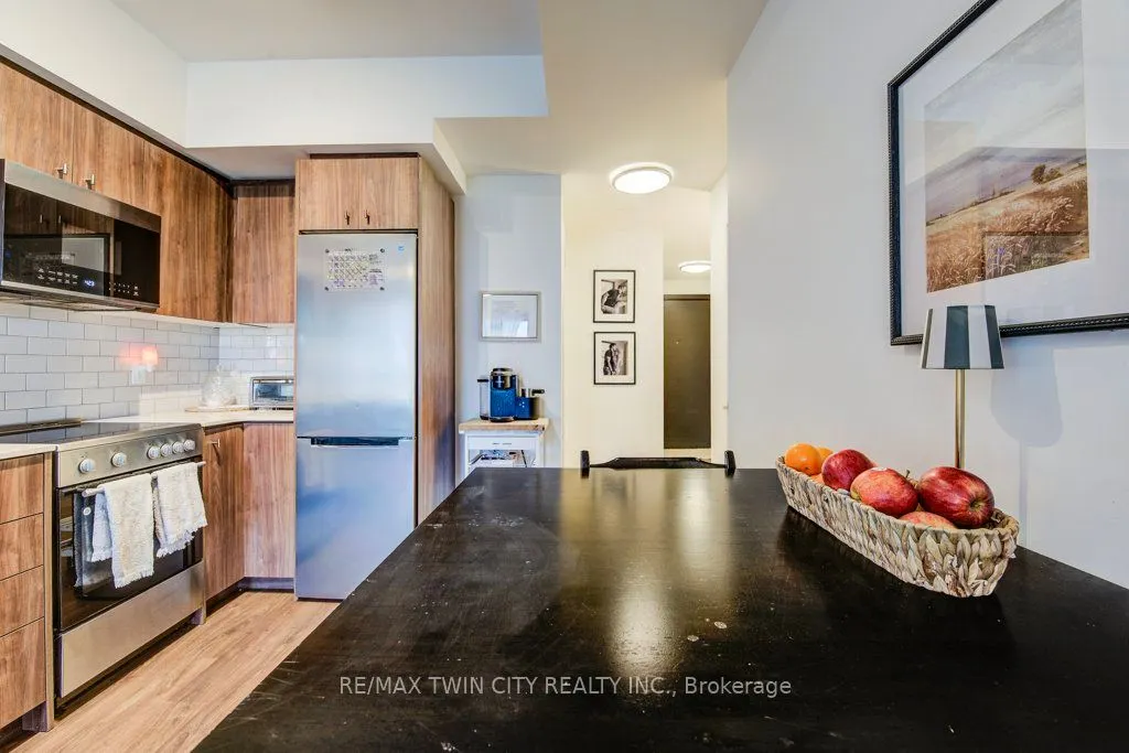 15 Wellington Street S, #904