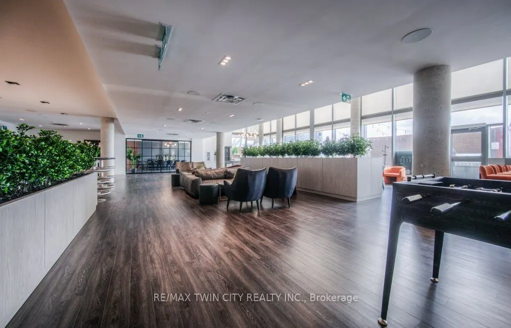 15 Wellington Street S, #904