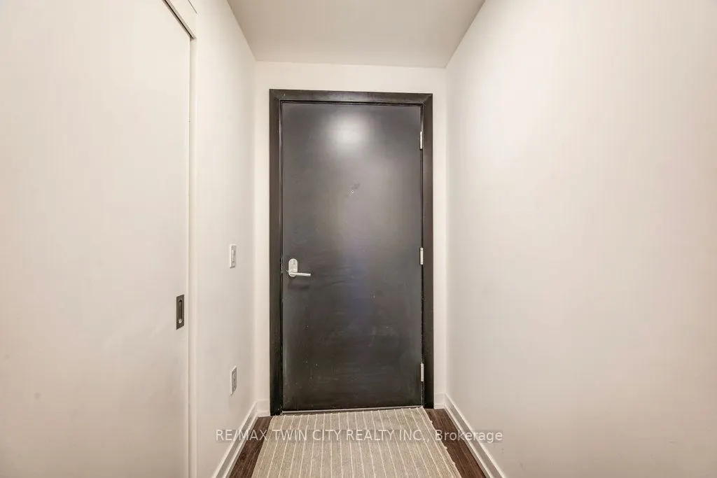 15 Wellington Street S, #904