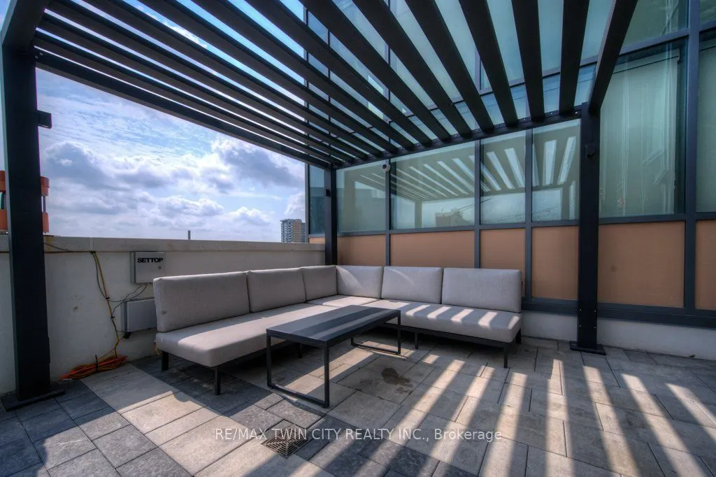 15 Wellington Street S, #904