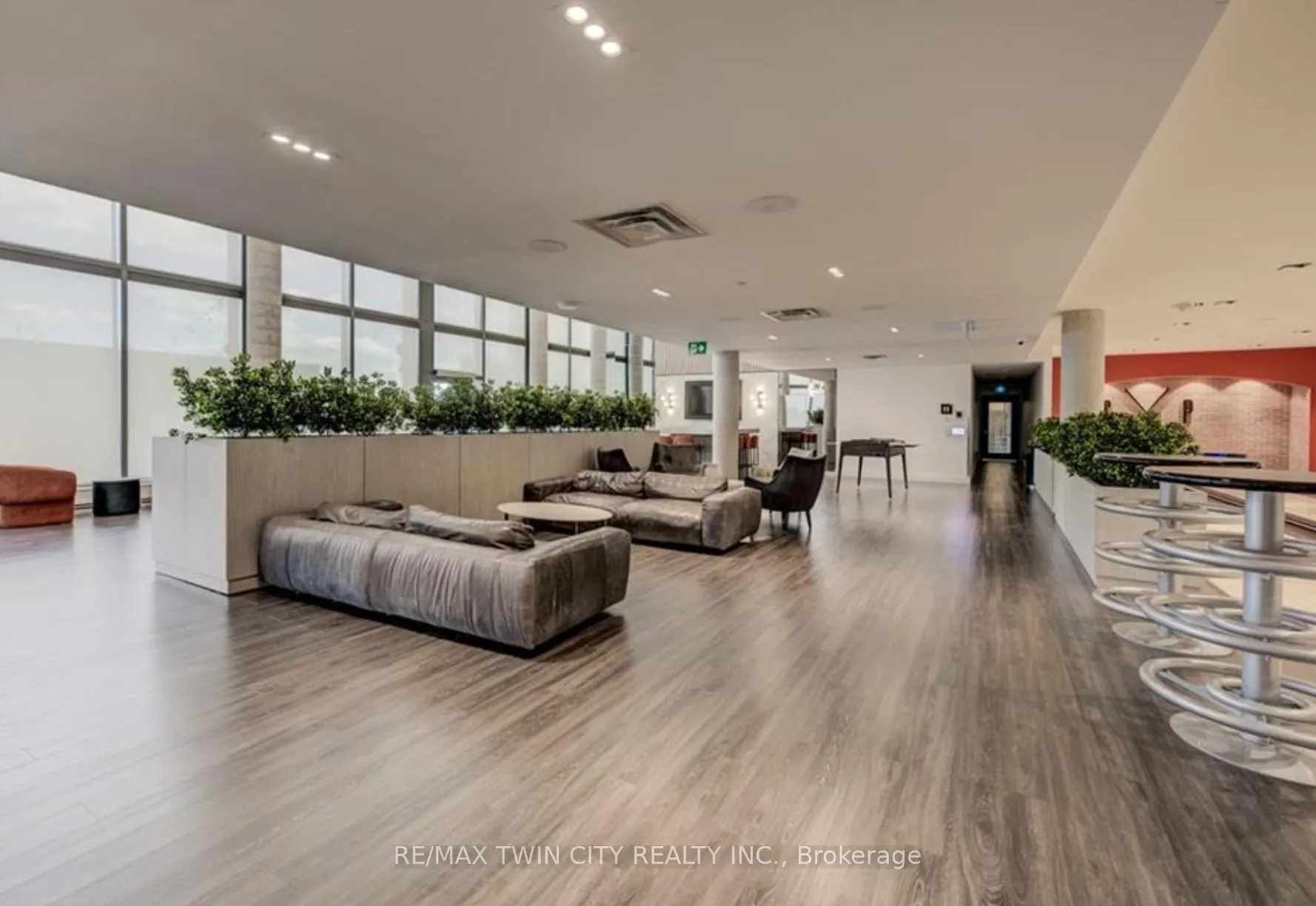 15 Wellington Street S, #904