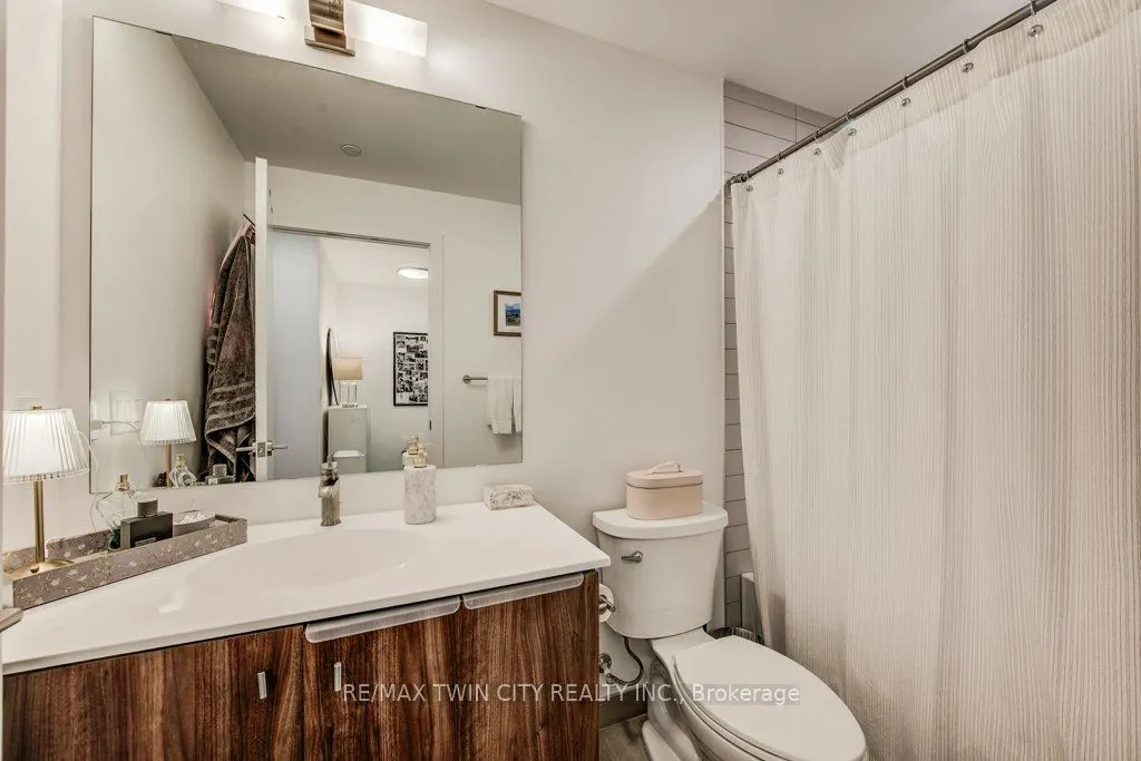 15 Wellington Street S, #904