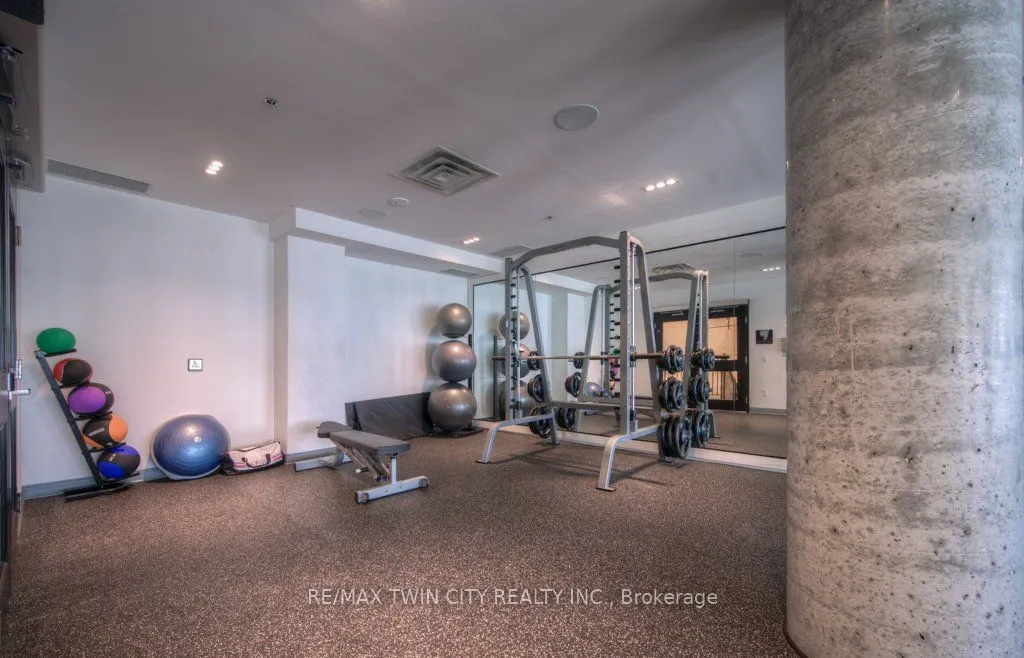 15 Wellington Street S, #904