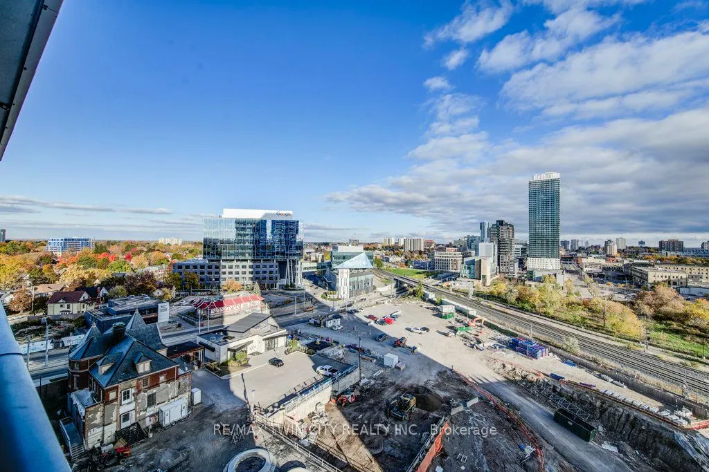 15 Wellington Street S, #904