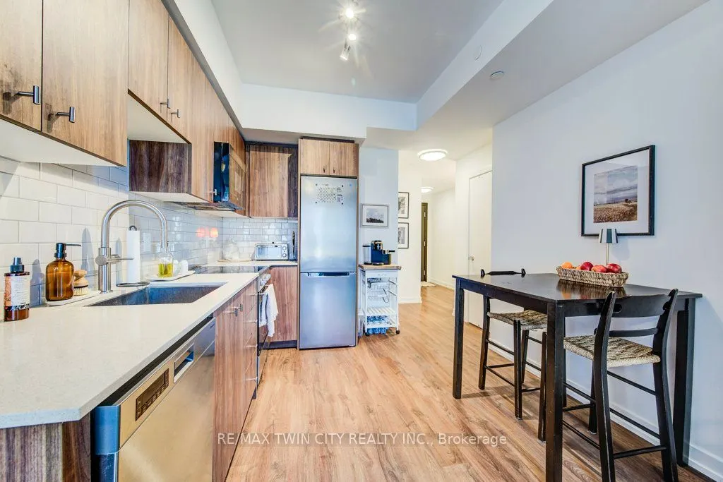 15 Wellington Street S, #904