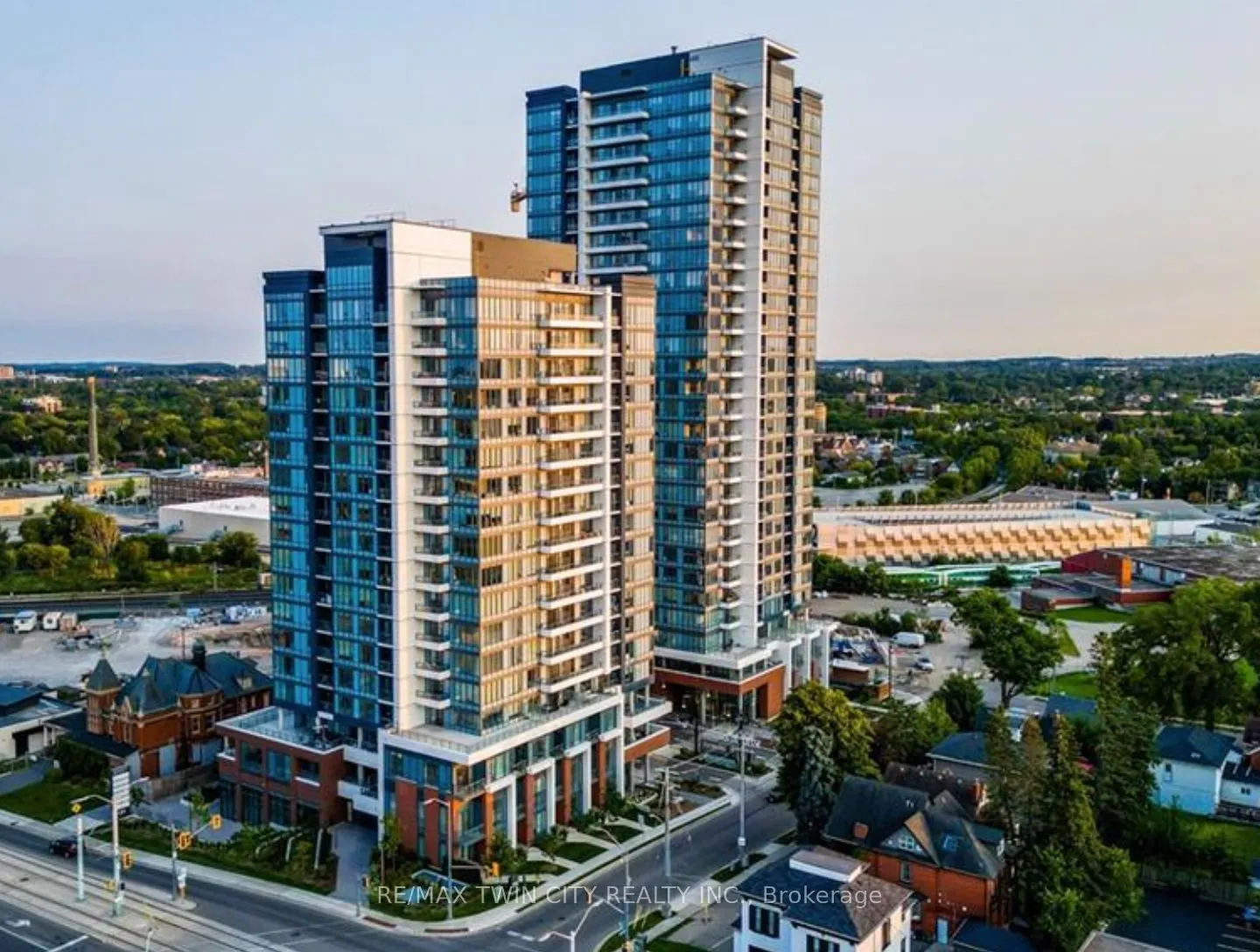 15 Wellington Street S, #904