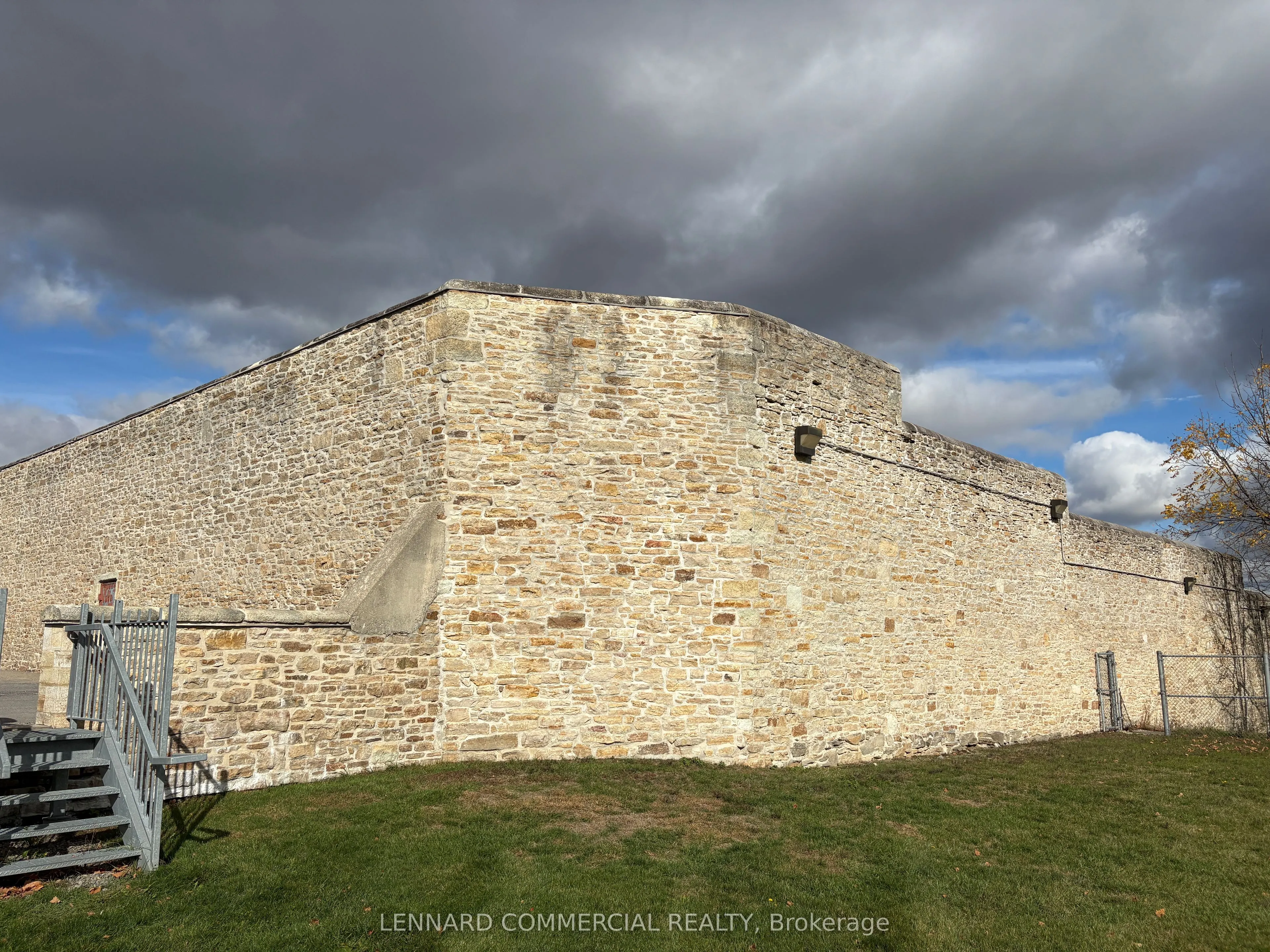 62 Beckwith Street E