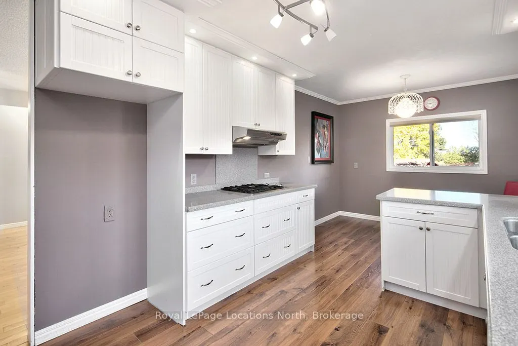 15 Wellington Street S