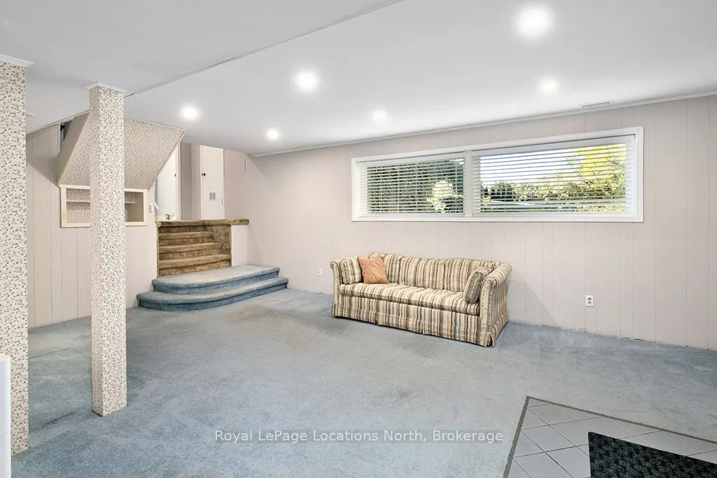 15 Wellington Street S