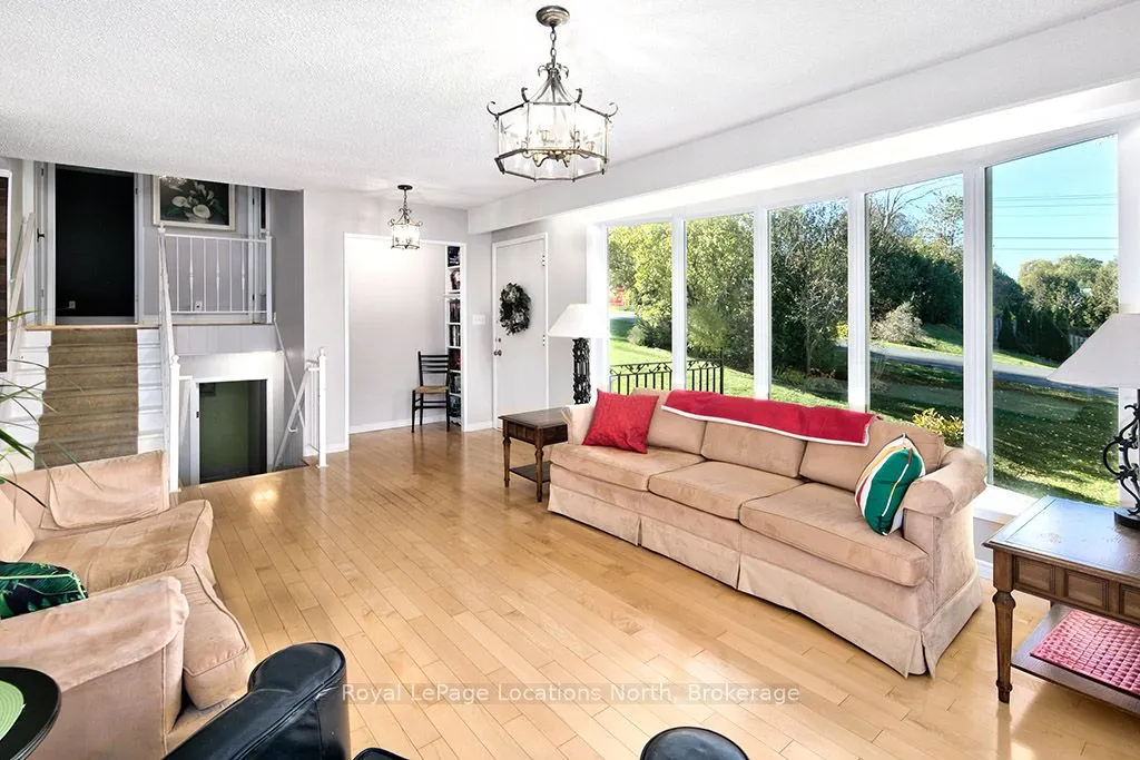 15 Wellington Street S