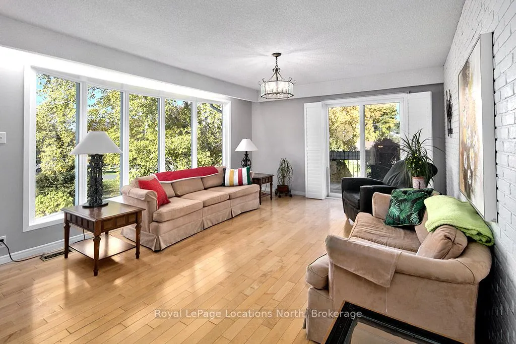 15 Wellington Street S