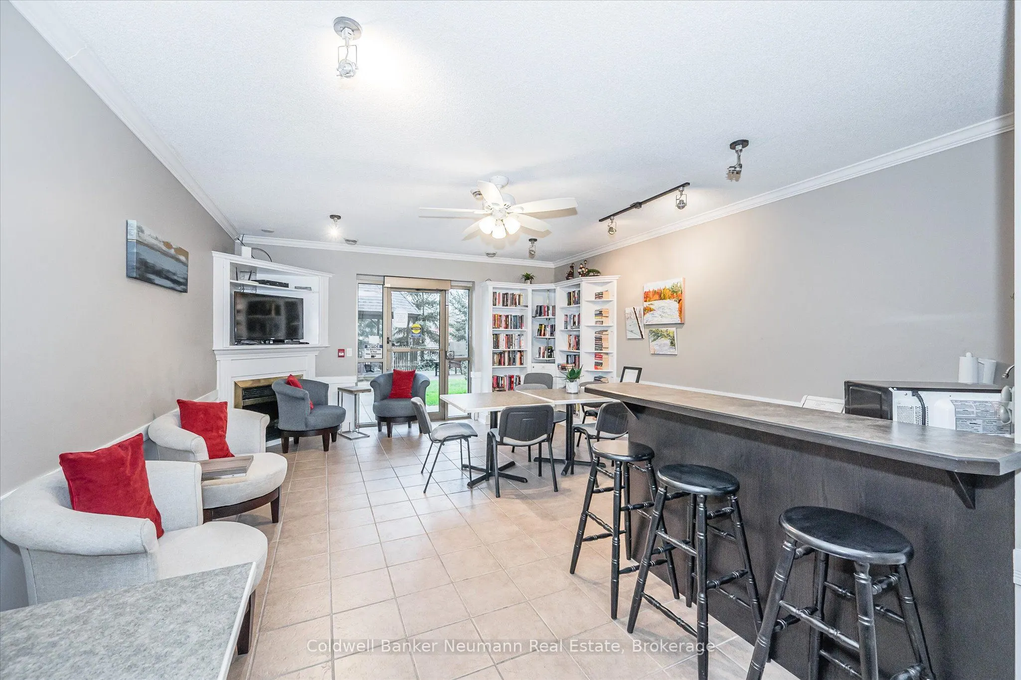 60 Wyndham Street S, #206