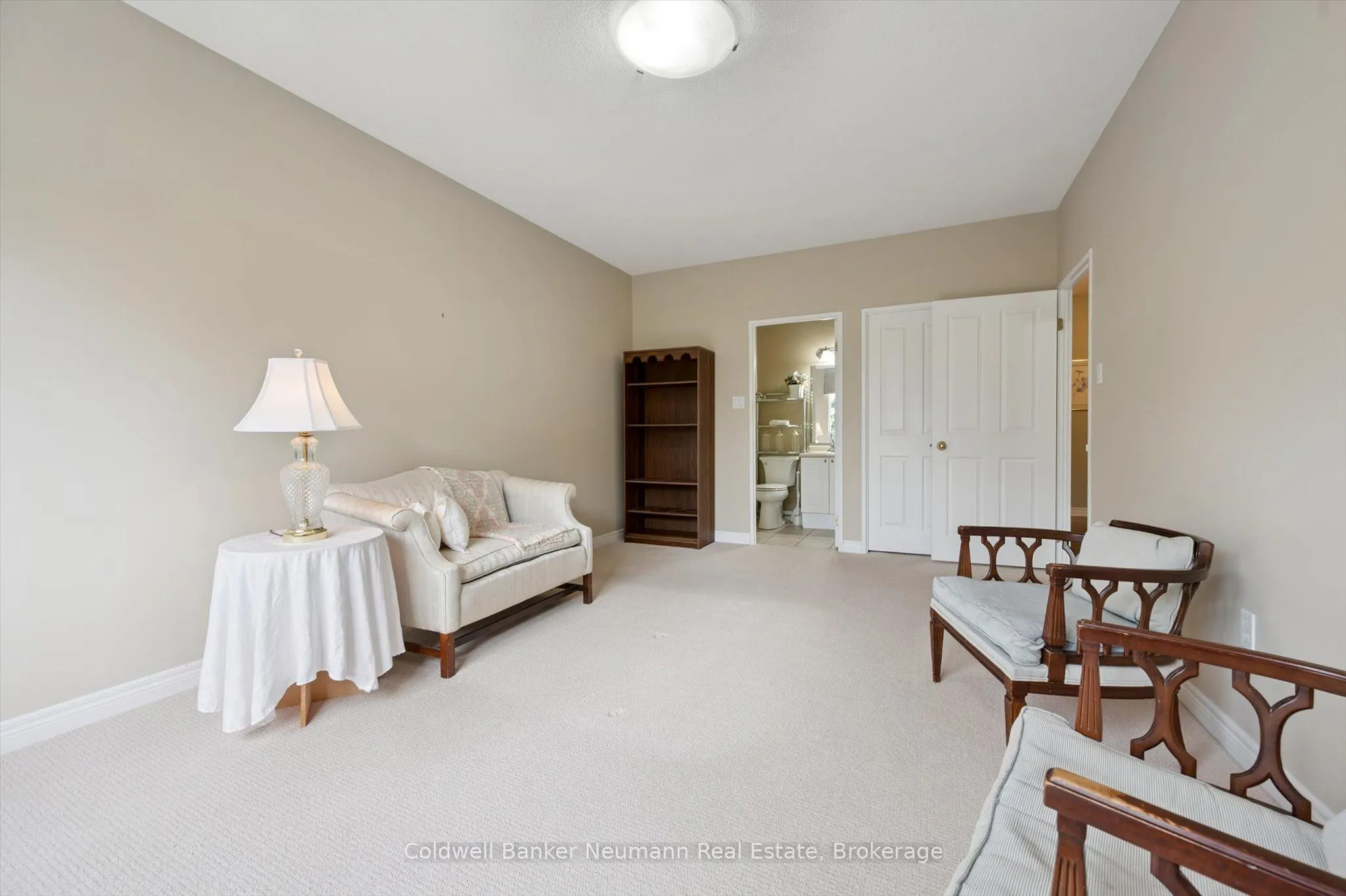 60 Wyndham Street S, #206