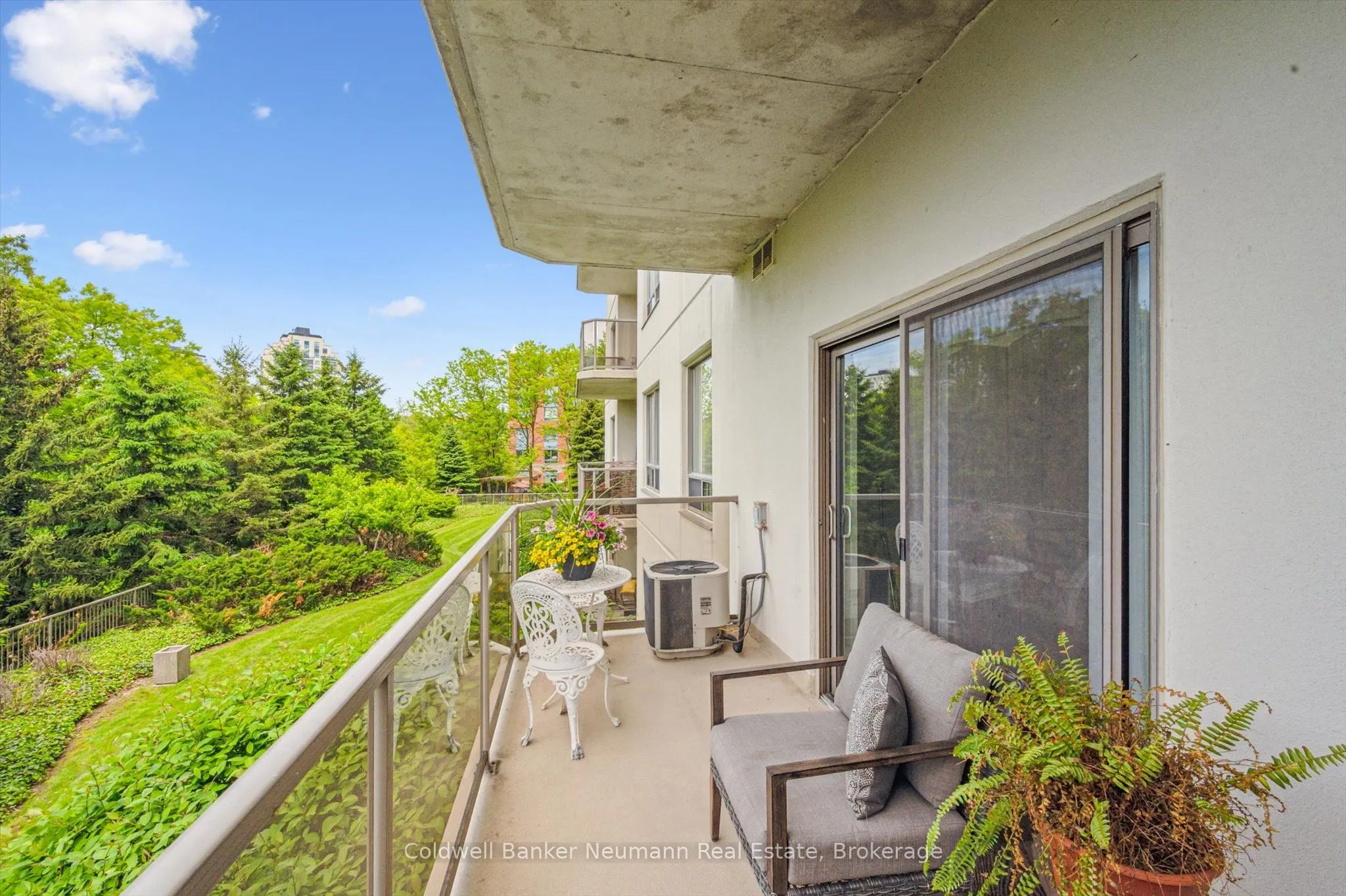 60 Wyndham Street S, #206