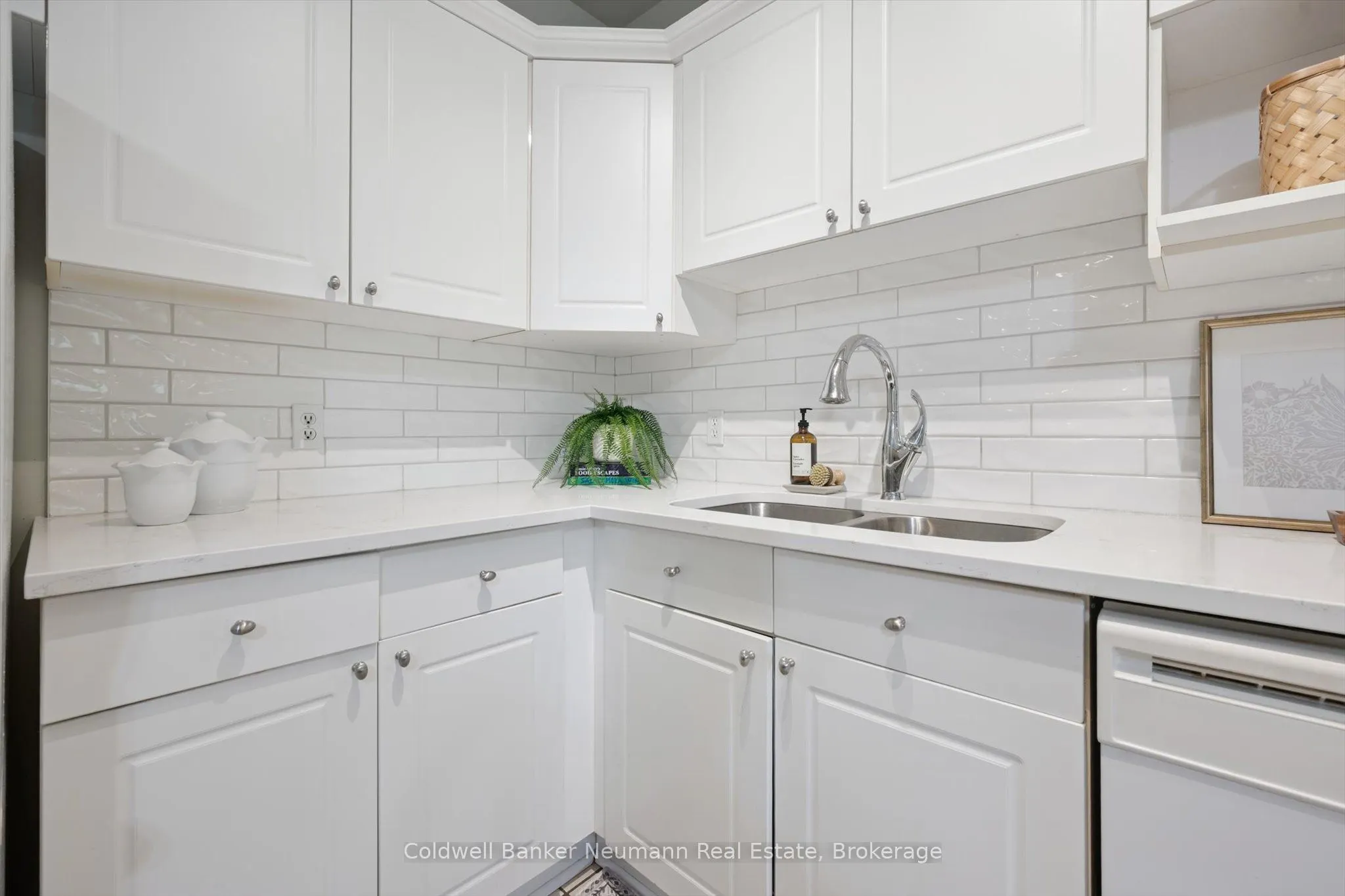 60 Wyndham Street S, #206