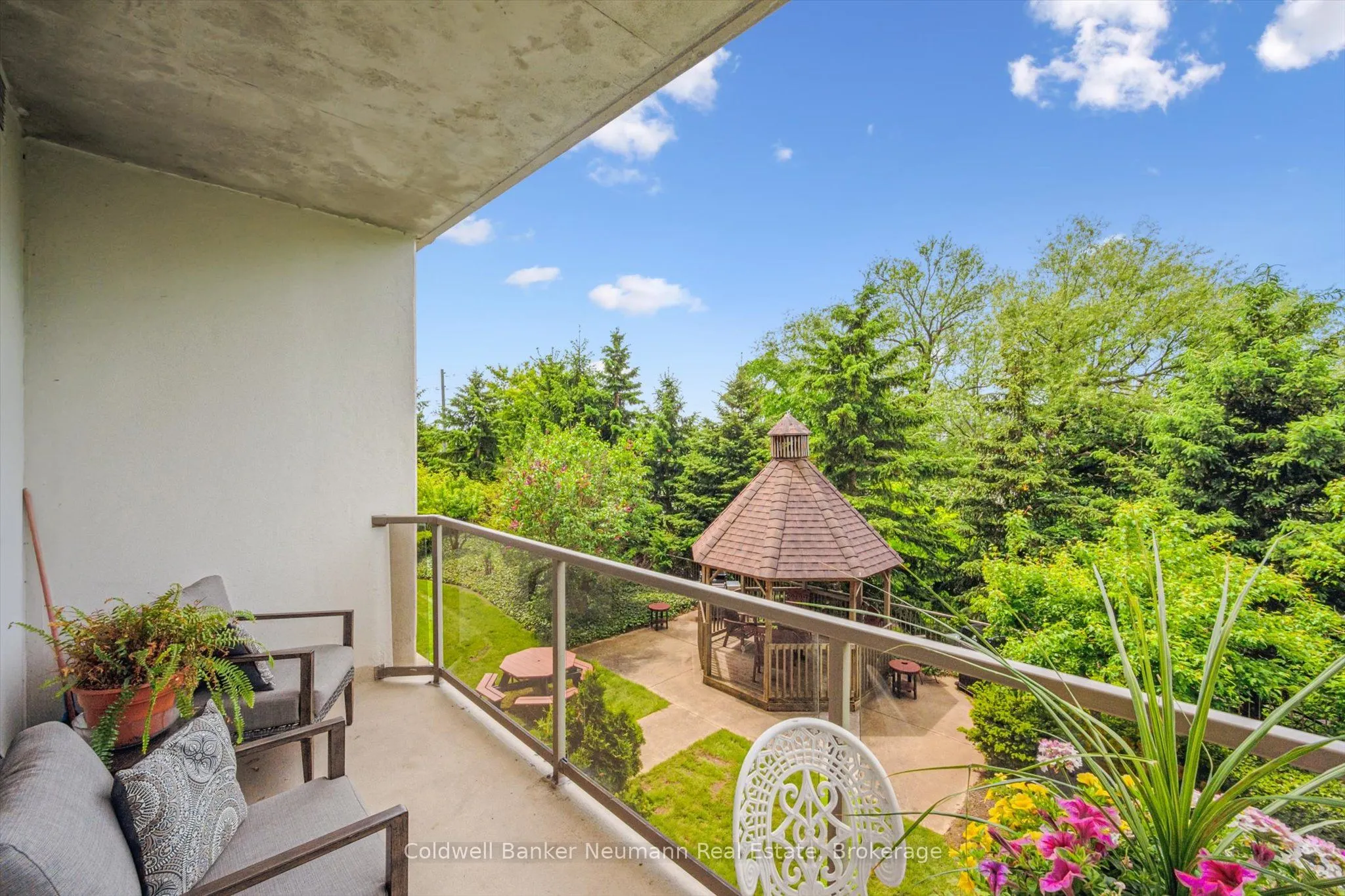 60 Wyndham Street S, #206