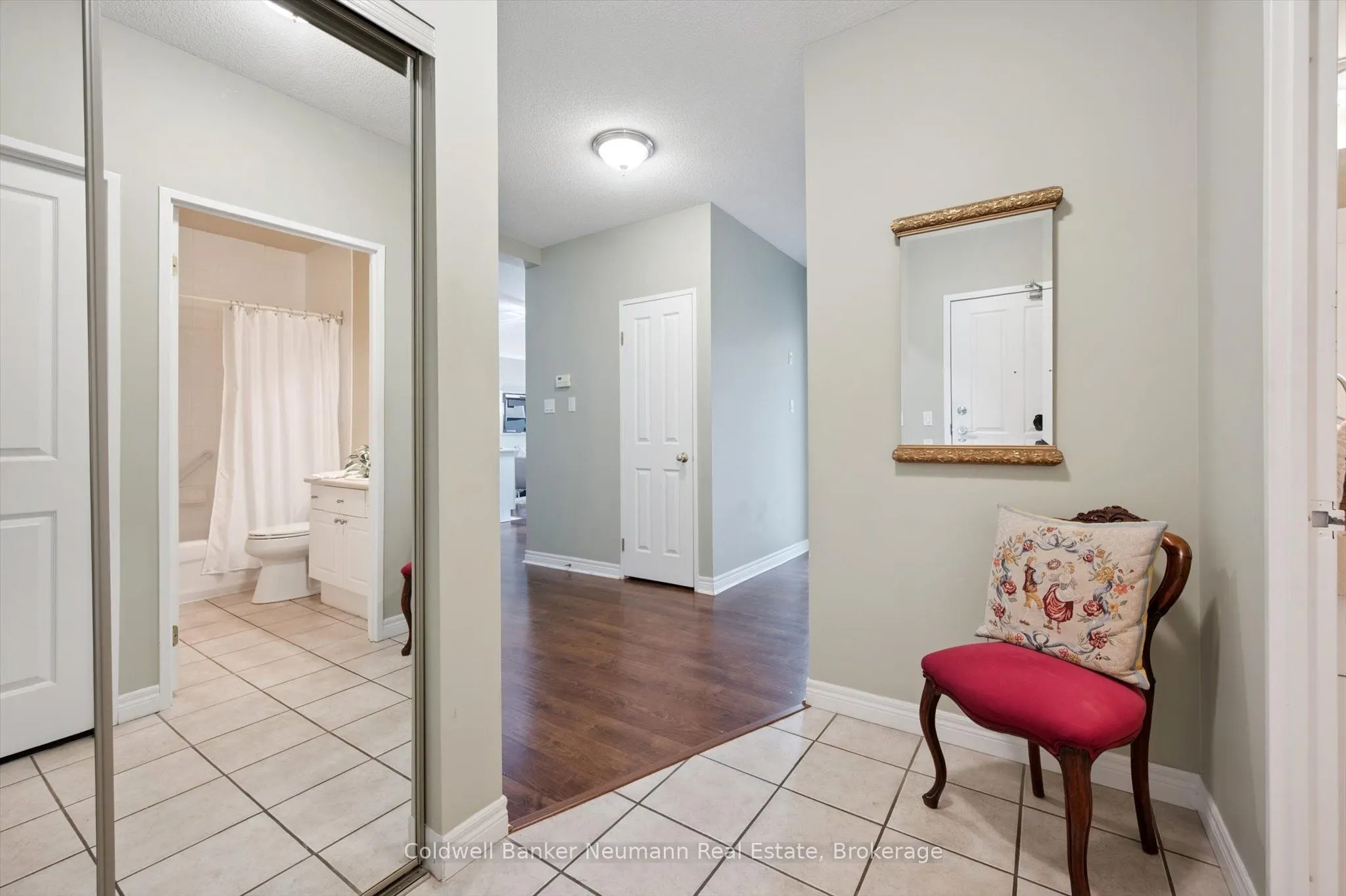 60 Wyndham Street S, #206