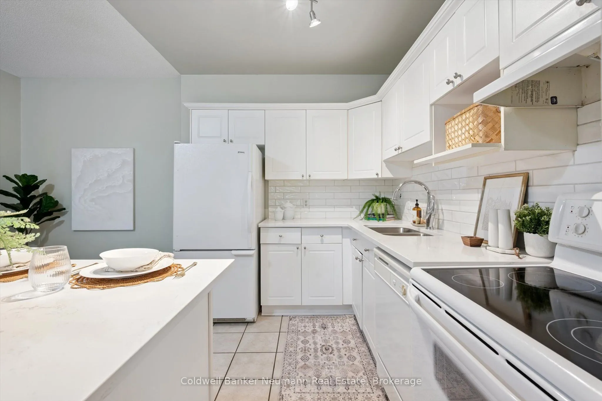 60 Wyndham Street S, #206