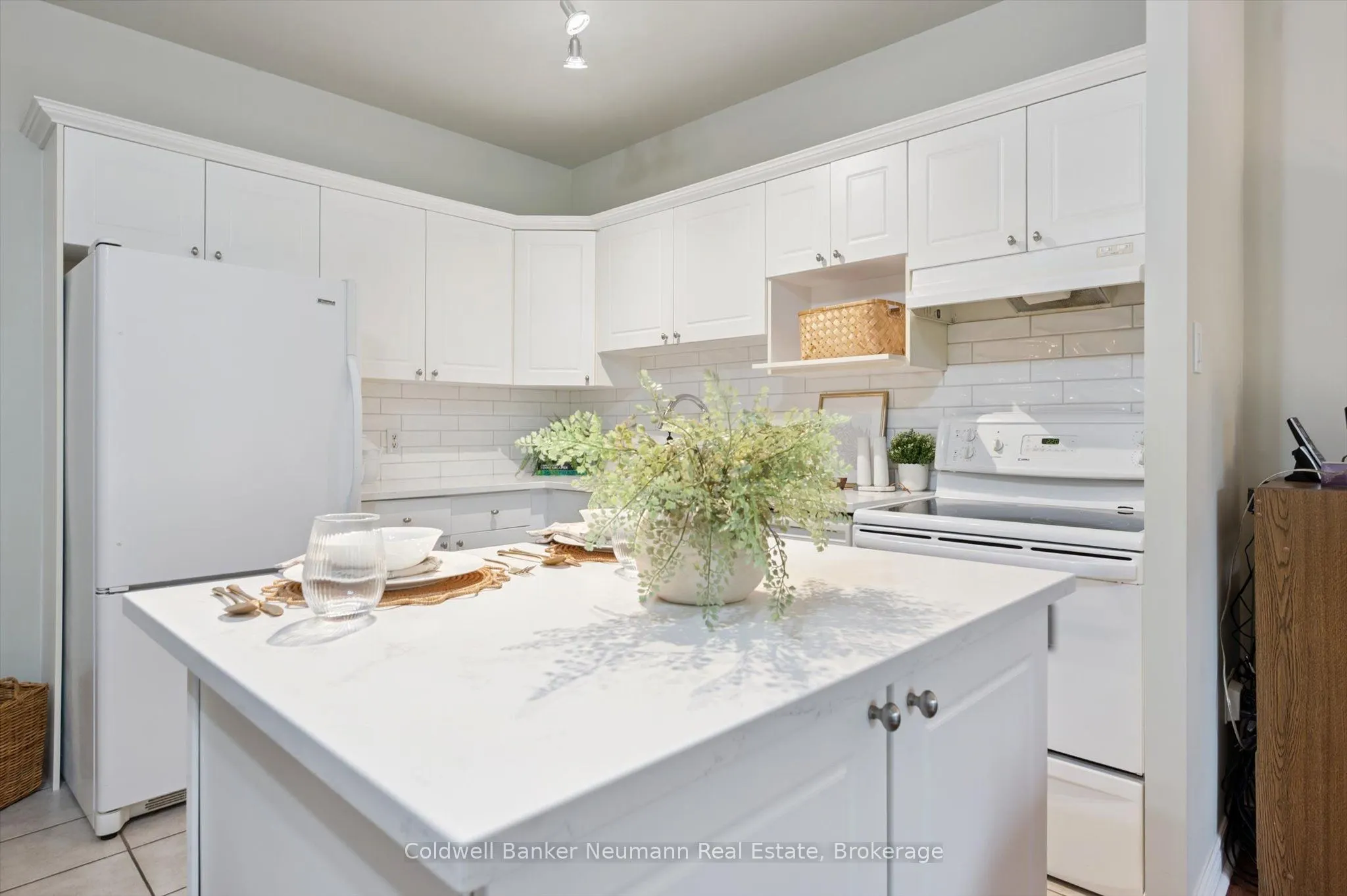 60 Wyndham Street S, #206