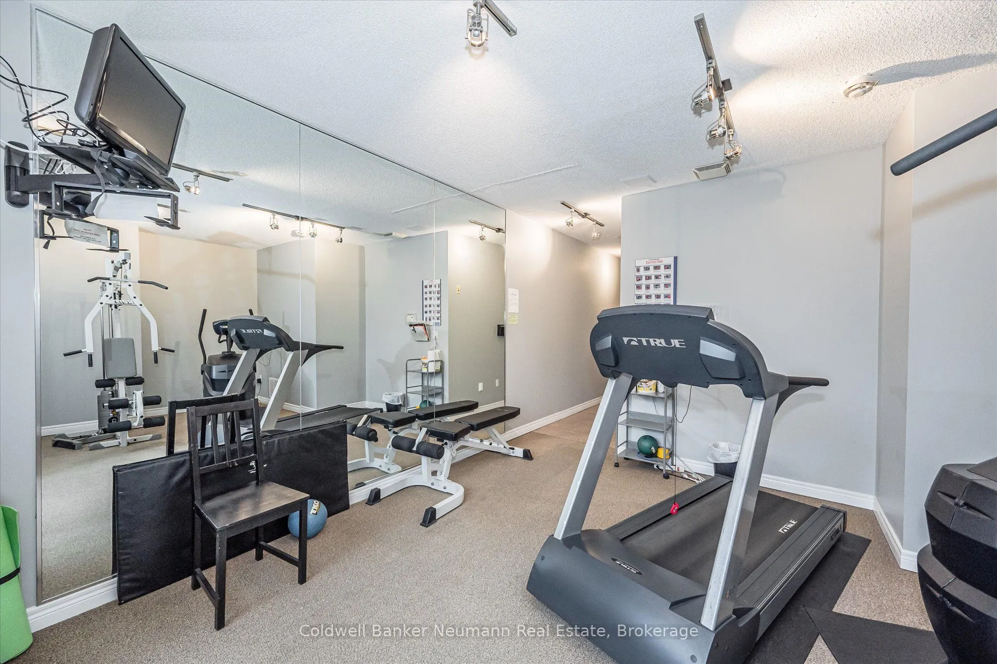 60 Wyndham Street S, #206