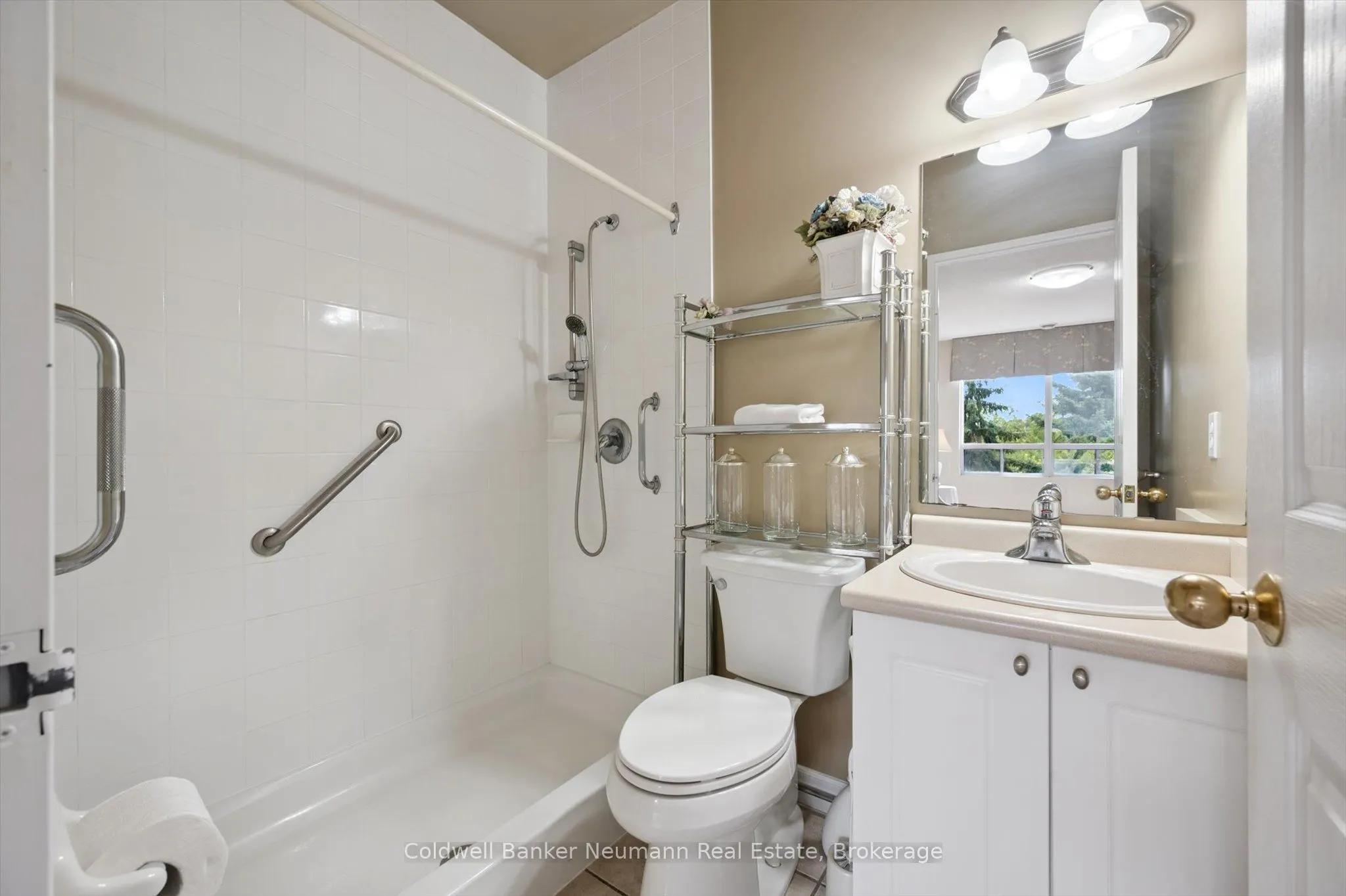 60 Wyndham Street S, #206