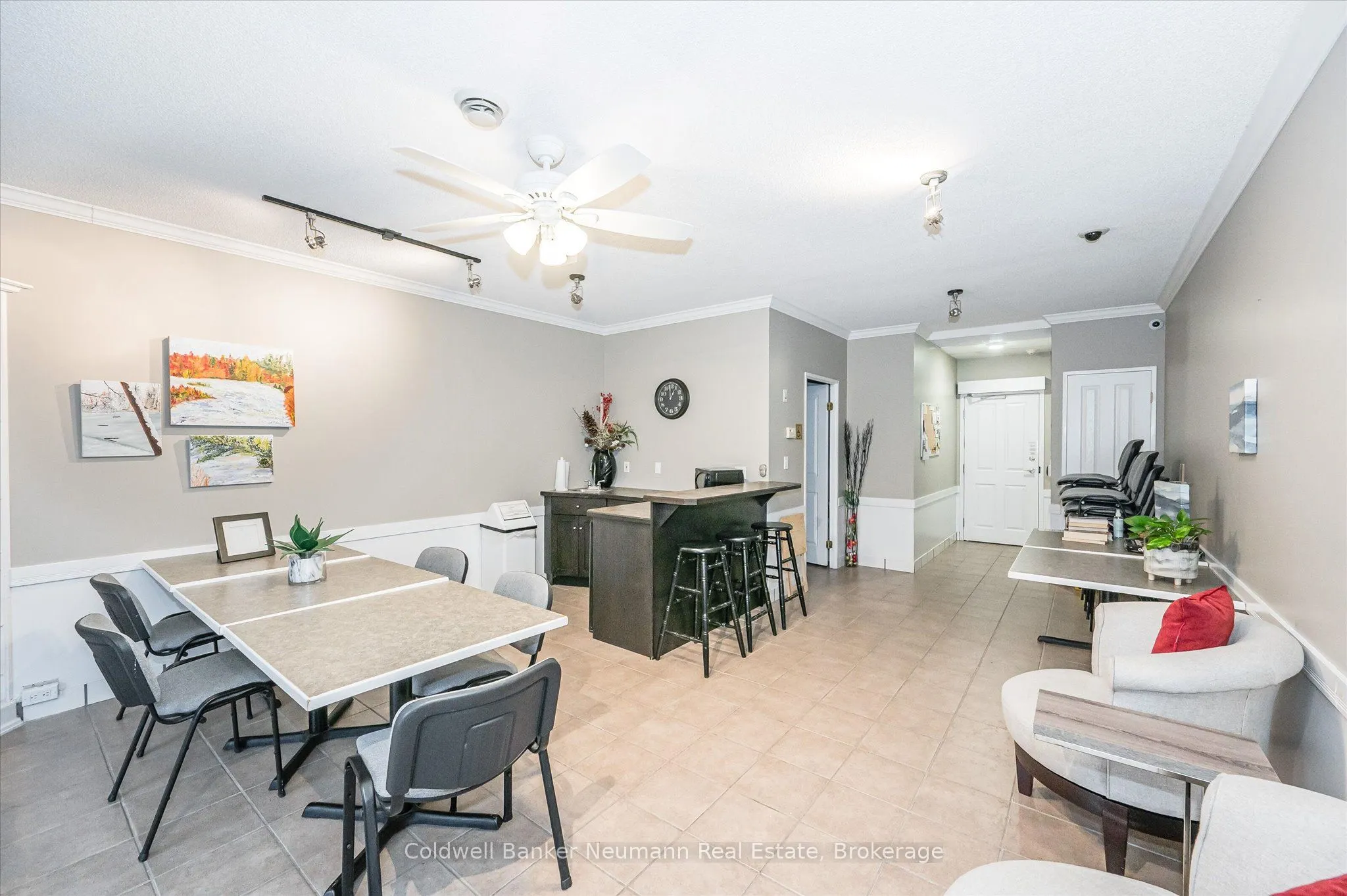 60 Wyndham Street S, #206